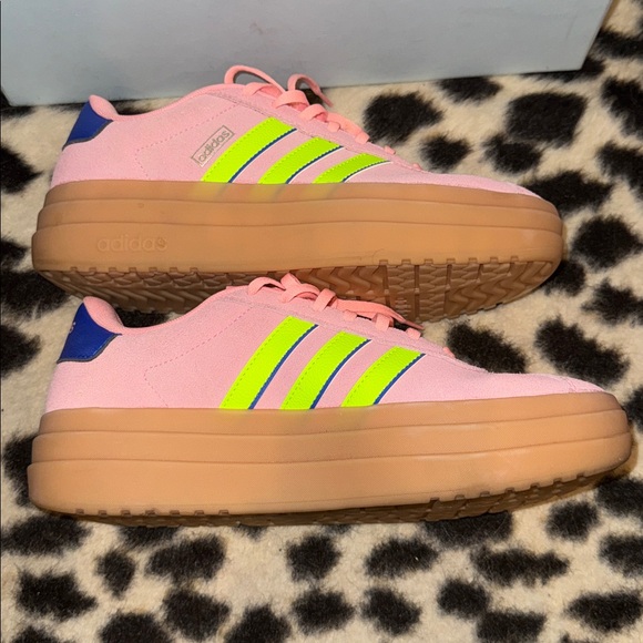 Adidas Pink Sneakers with Vibrant Stripes - Picture 3 of 7